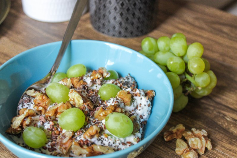 Quark-Fruehstuck-Walnuesse-Trauben